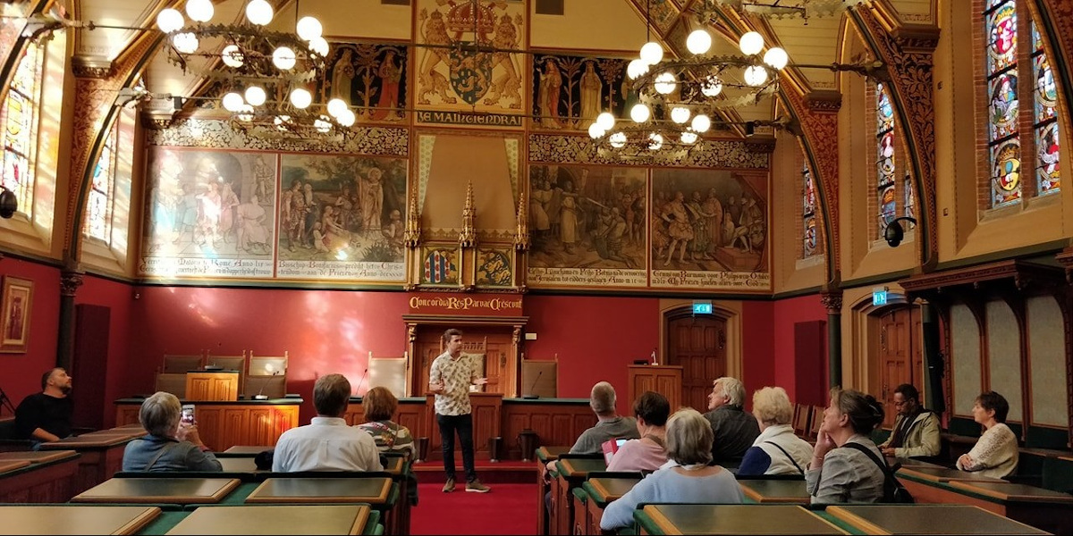 Gids Zenon in de Statenzaal tijdens een Friese Verhalen Tour